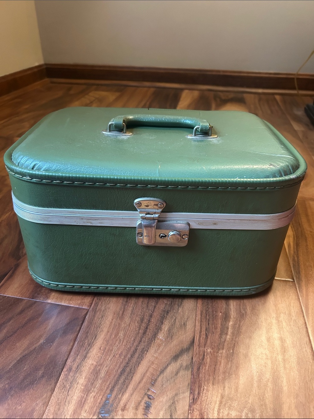 Vintage Avocado 60’s Train Case Hand Luggage Portable Train Case Storage Box